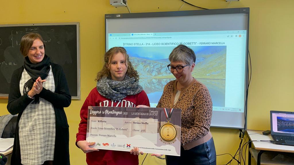 PRIMO POSTO categoria 2 - Stella Strino - classe 3A - Liceo scientifico "P. Gobetti" di Omegna - premiata alla presenza della Vice Sindaco di Omegna, Mimma Moscatiello, e della docente Marcella Ferraro.