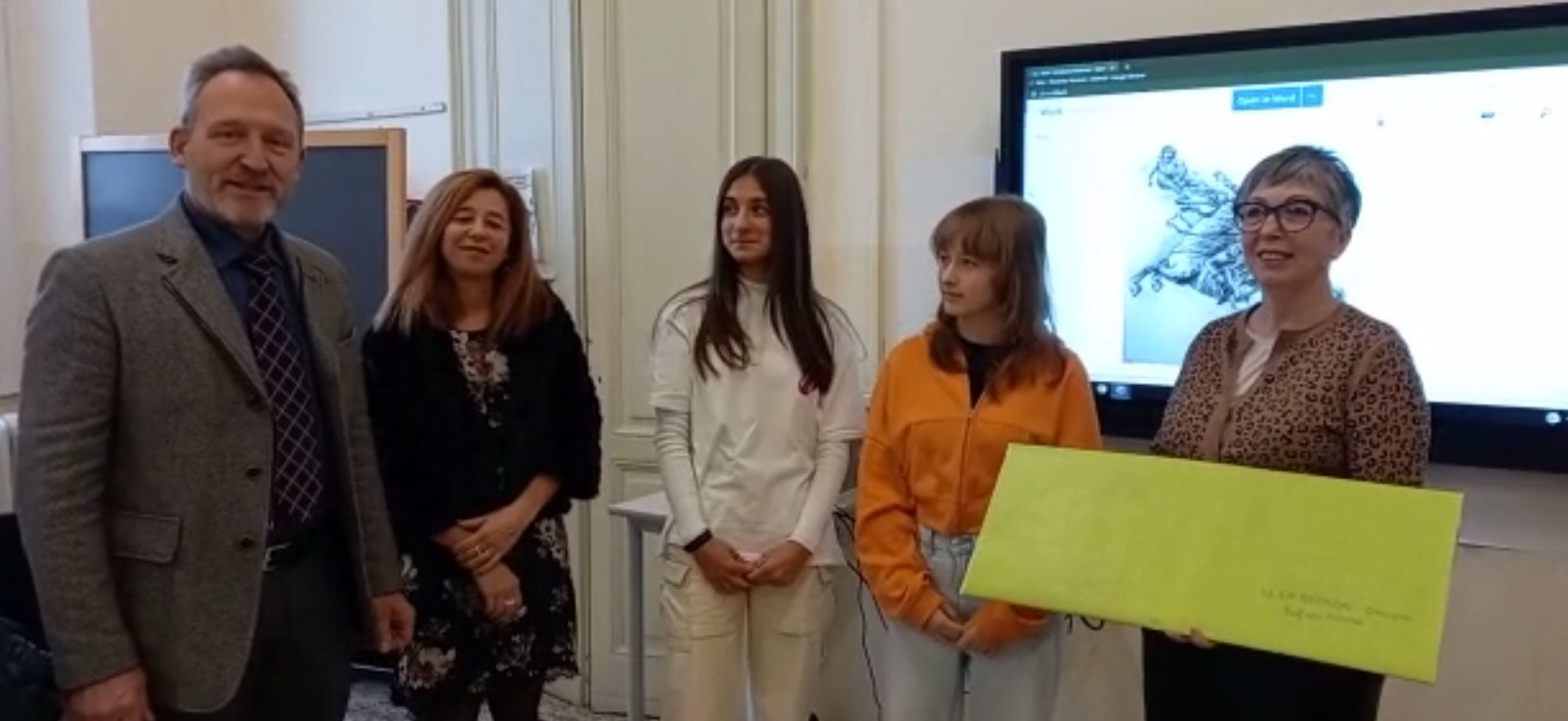 PRIMO POSTO Categoria 1 - Valentina Mazza e Iris Daccò - classe 3B Istituto "F.M. Beltrami" di Omegna - premiate alla presenza della Vice Sindaco di Omegna, Mimma Moscatiello, del Dirigente scolastico, l'Ing. Salvatore Maugeri e della docente Elisabetta Mamusa.